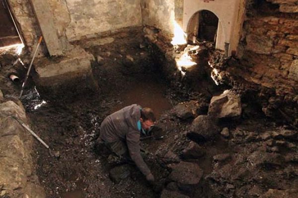 2. Excavation in the interior of No 5 Quay Lane.